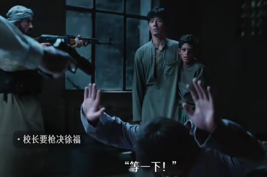 电影《欢迎来龙餐馆》：老扎的子弹从徐福的嘴巴穿过，真能活下来吗？