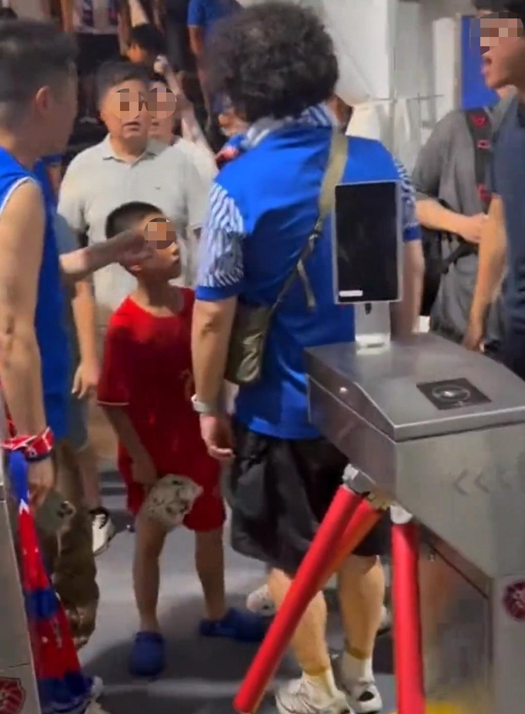 穿武磊球衣小球迷遭申花球迷围堵，上海足协：现阶段暂不就此事件接受采访