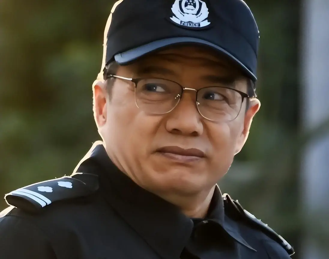 本来冲段奕宏和余男看《藏锋》，结果被46岁男配角惊掉了下巴?不曾想被凌潇肃抢了戏!