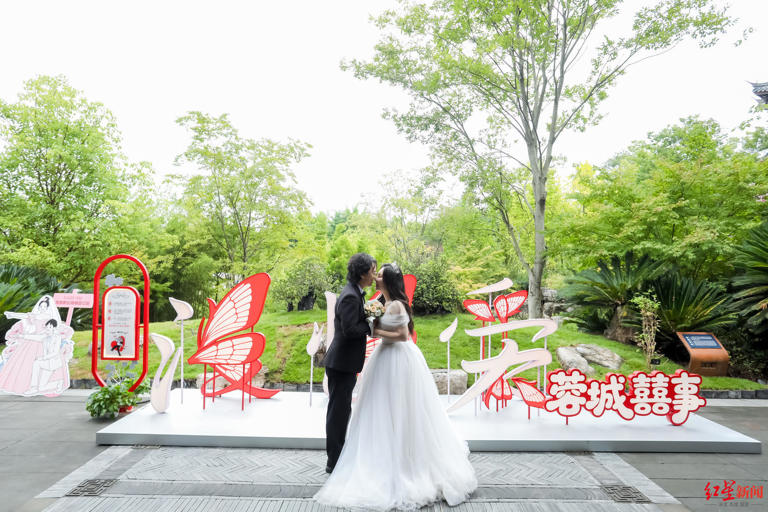 在公园里领证!成都东部新区世博园婚姻登记处启用