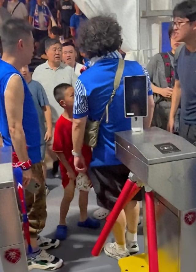 围堵穿武磊球衣的小球迷，岂止过分|九派时评
