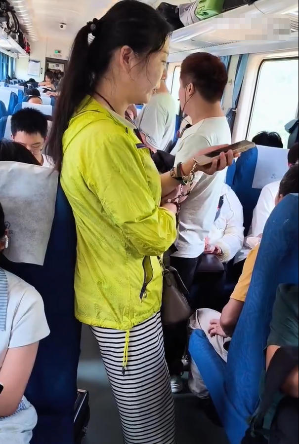 高铁买三张连座，其中一张专门放零食，站票大姐想坐被拒，到底该不该让?