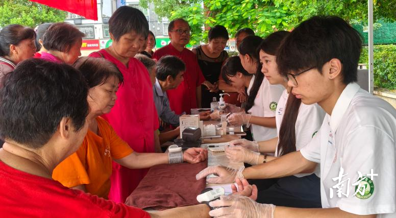“百千万工程”突击队赴五华横陂，把医药课堂搬到乡间大地