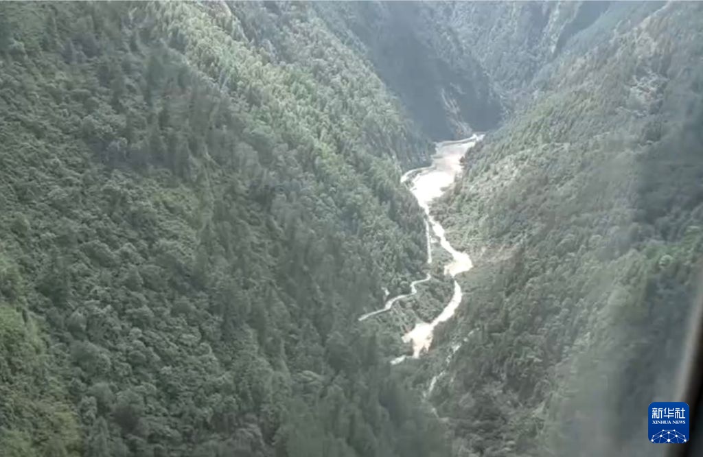 西藏军区某陆航旅第一批2架直升机抵达吉隆口岸上空
