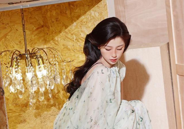 虞书欣森系头巾写真走红，普通女生也能轻松复刻这款头巾