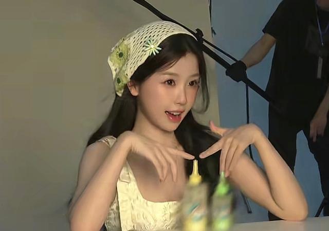 虞书欣森系头巾写真走红，普通女生也能轻松复刻这款头巾