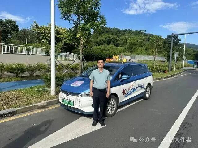 18岁女孩被包办婚姻强制辍学后逃至深圳，父母雇壮汉“跨省抓人”，将其当众挟持连夜前往兰州；多方伸出援手，20多个小时后终被警方救下