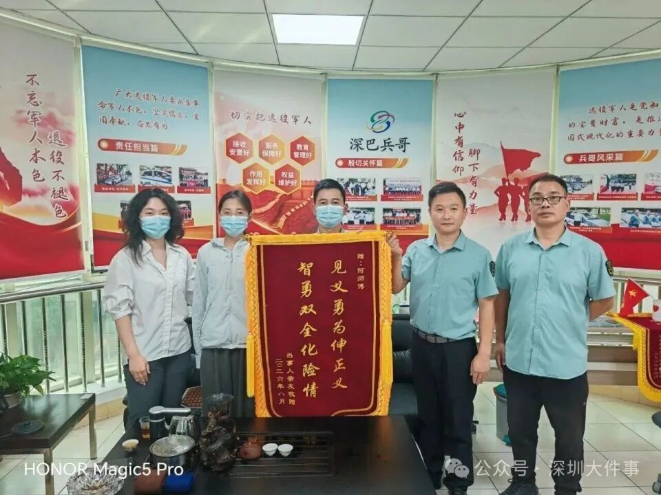 18岁女孩被包办婚姻强制辍学后逃至深圳，父母雇壮汉“跨省抓人”，将其当众挟持连夜前往兰州；多方伸出援手，20多个小时后终被警方救下