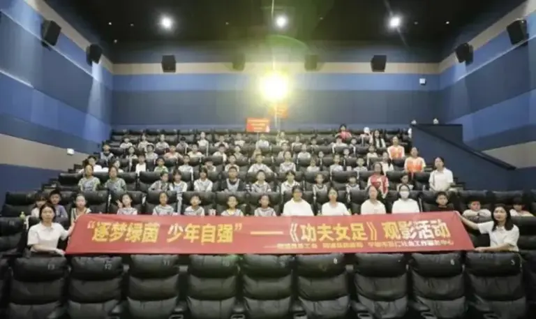《功夫女足》上映60天单日暴涨23倍，撑起票房的不是观众是包场