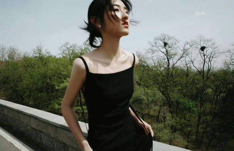热搜爆榜！张子枫25岁生日照暴瘦撞脸李维嘉，80斤纸片人身后是极致演员素养