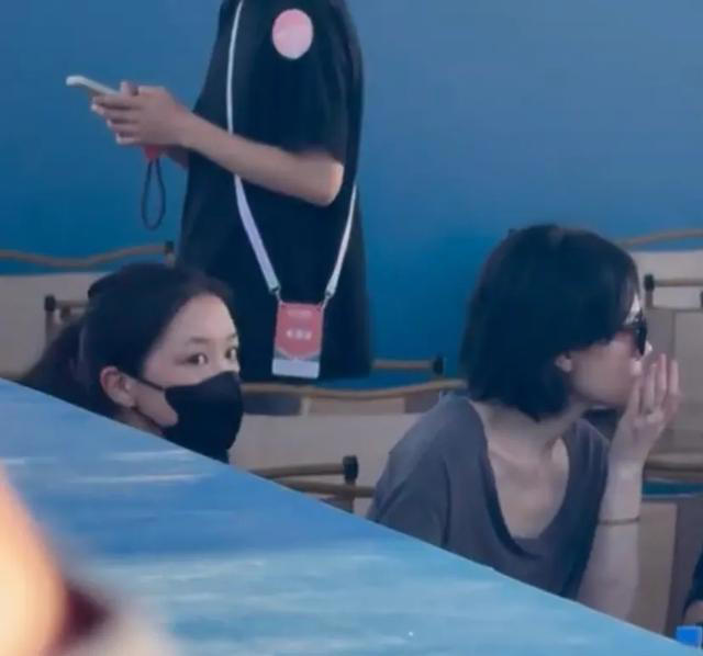 王菲和李嫣现身音乐节，给窦靖童捧场，母女俩同框颜值气质好像