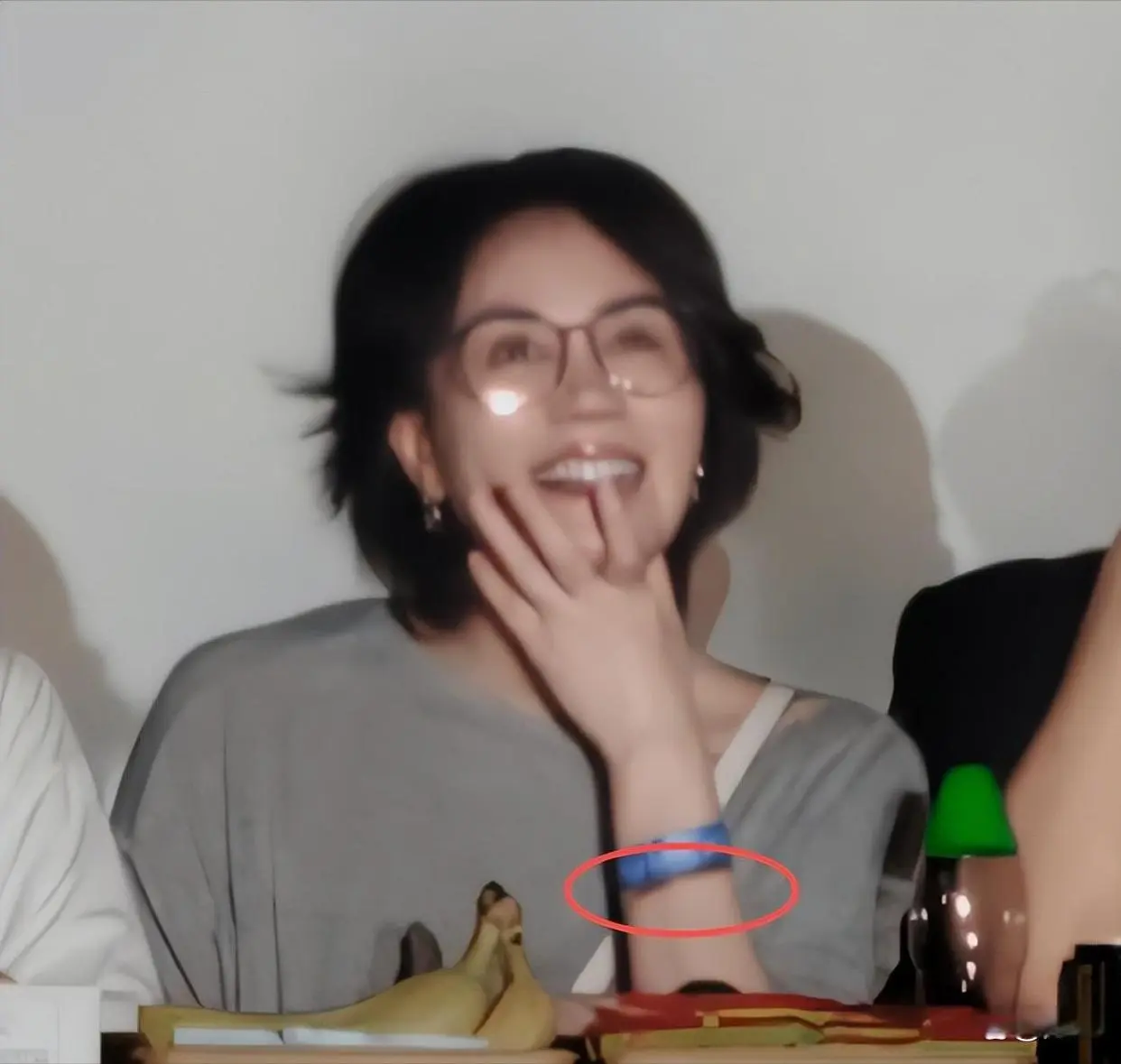 锋芝复合传闻水落石出，扑进男人怀里的王菲，打破粉丝固有认知！