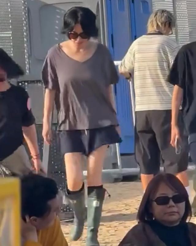 王菲和李嫣现身音乐节，给窦靖童捧场，母女俩同框颜值气质好像