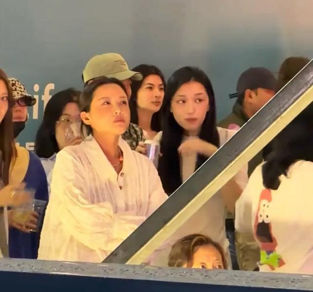 王菲和李嫣现身音乐节，给窦靖童捧场，母女俩同框颜值气质好像