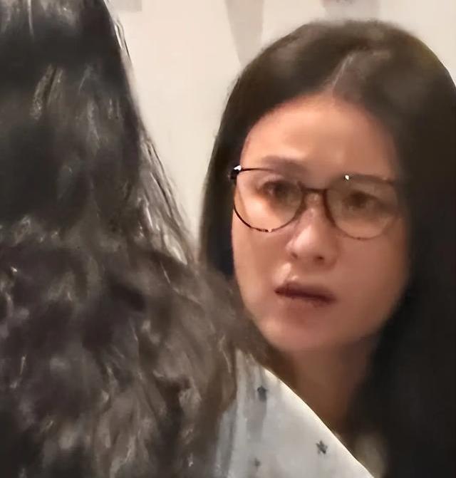 森碟10多年坚持留学成才，叶一茜素颜现身展现普通母亲底色