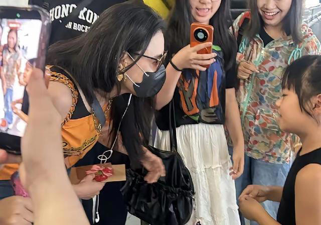 46岁张柏芝金九封面再现迷离眼神，却没被夸脸反成松弛智慧