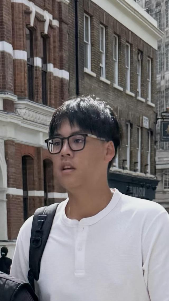 15岁许建彤英国近况曝光！190cm身高大变样，憨厚长相引全网热议
