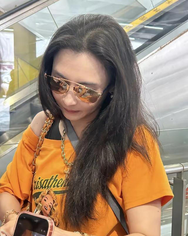46岁张柏芝金九封面再现迷离眼神，却没被夸脸反成松弛智慧
