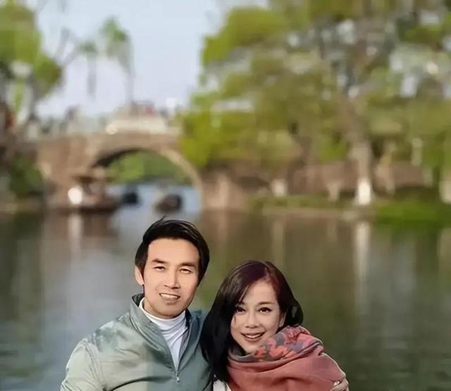 56岁陈松伶暴瘦惊艳，丈夫每日密训减肥内幕全揭，状态嫩回20岁！