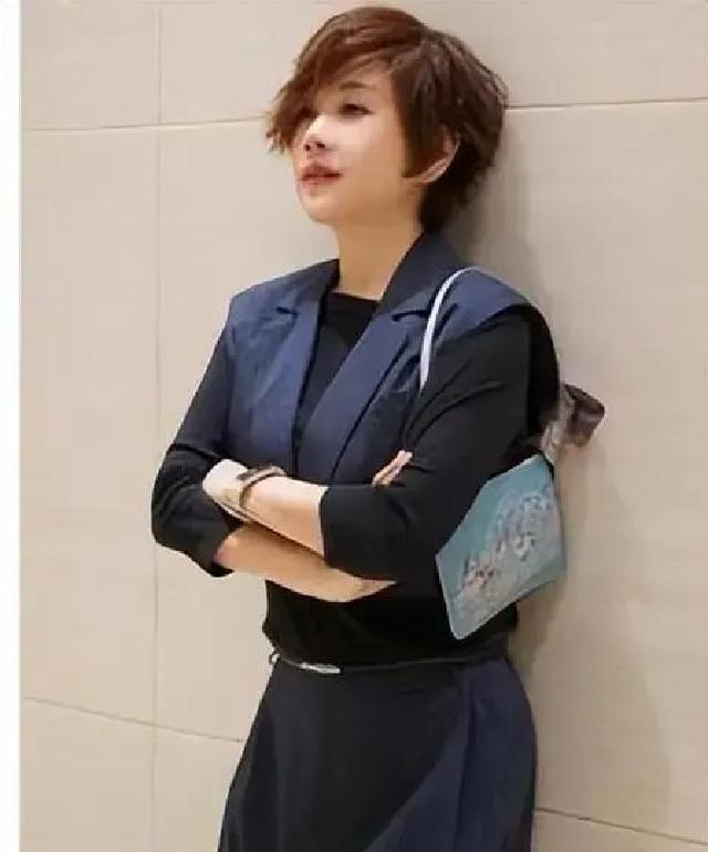 56岁陈松伶暴瘦惊艳，丈夫每日密训减肥内幕全揭，状态嫩回20岁！