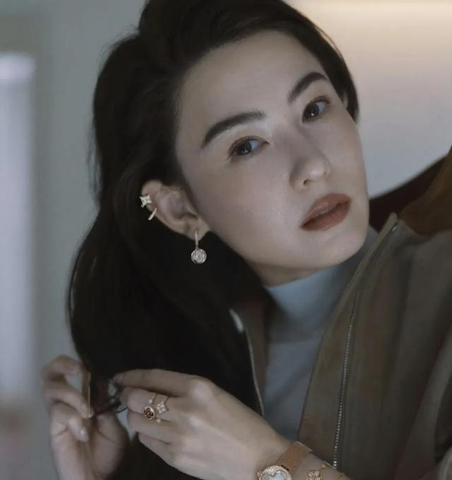 46岁张柏芝金九封面再现迷离眼神，却没被夸脸反成松弛智慧