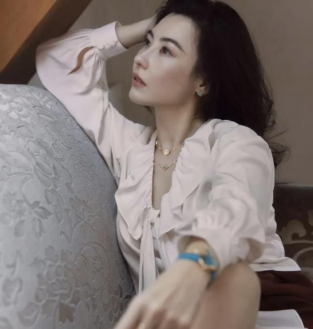 46岁张柏芝金九封面再现迷离眼神，却没被夸脸反成松弛智慧