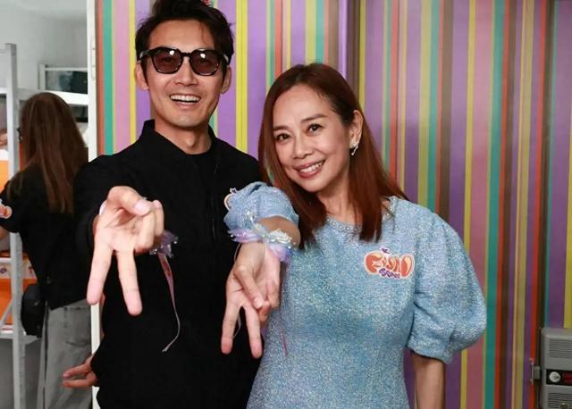 56岁陈松伶暴瘦惊艳，丈夫每日密训减肥内幕全揭，状态嫩回20岁！