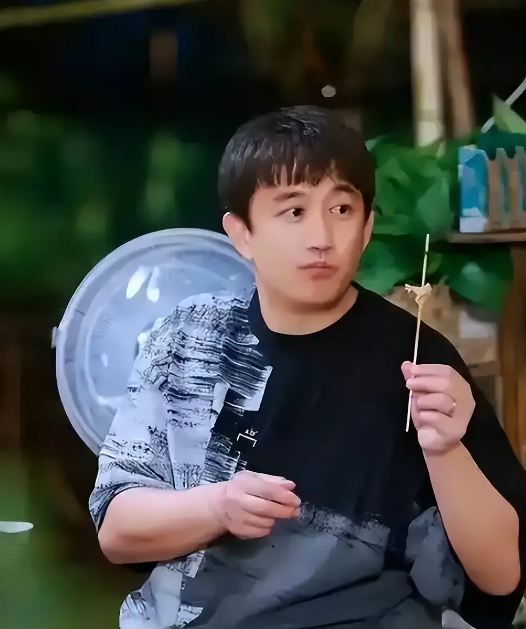 钱多有什么用？56岁带呼吸机的黄磊再传“噩耗”，蘑菇屋终成遗憾