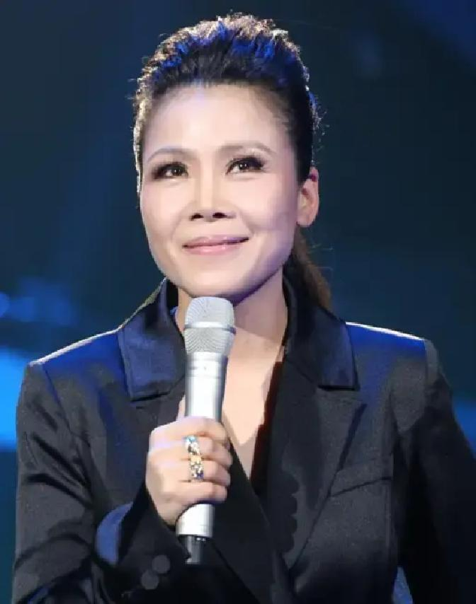 2000年，田震和音乐制作人张卫宁相恋9年，张卫宁跟她求婚，没想到，田震却犹豫了，她说:“可以缓缓吗？我恐怕以后不能生育！”张卫宁却没有退缩:“有病咱就治。”这一等，又等了7年。  2025年最后一天的北京，国家体育馆像一只憋足了气的肺。