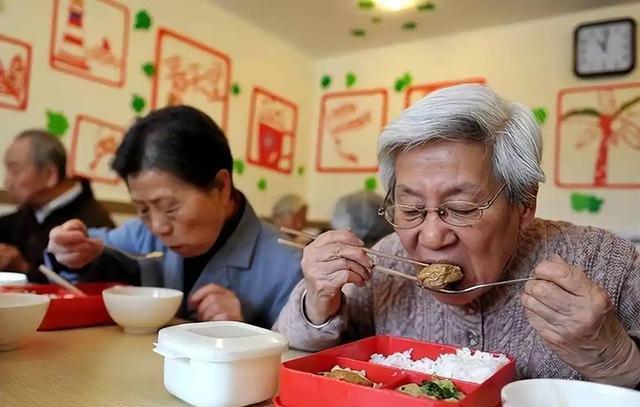 吃饭决定寿命？医生发现：活过85岁的老人，吃饭一般都有4特点