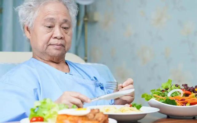 吃饭决定寿命？医生发现：活过85岁的老人，吃饭一般都有4特点