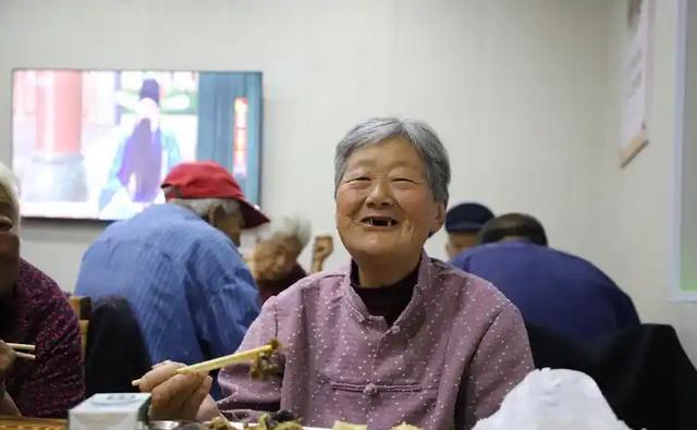 吃饭决定寿命？医生发现：活过85岁的老人，吃饭一般都有4特点