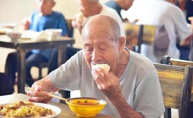 吃饭决定寿命？医生发现：活过85岁的老人，吃饭一般都有4特点