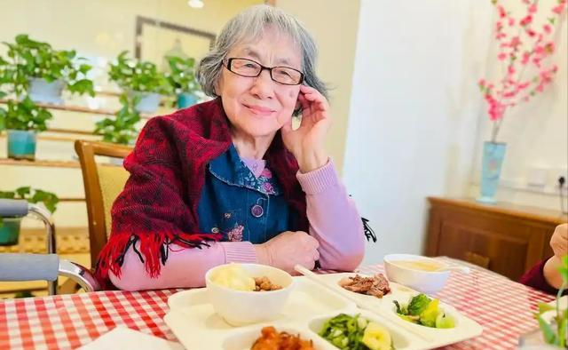吃饭决定寿命？医生发现：活过85岁的老人，吃饭一般都有4特点