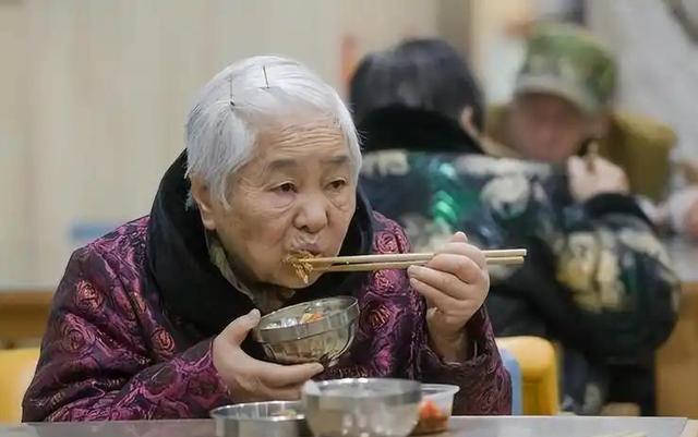 吃饭决定寿命？医生发现：活过85岁的老人，吃饭一般都有4特点