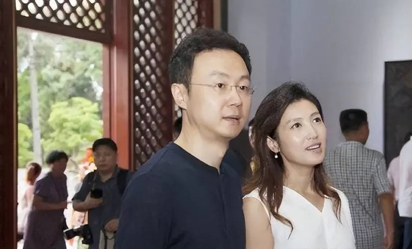 原来他俩已离婚，如今一个终生未再娶，一个嫁同行不再丁克生儿子