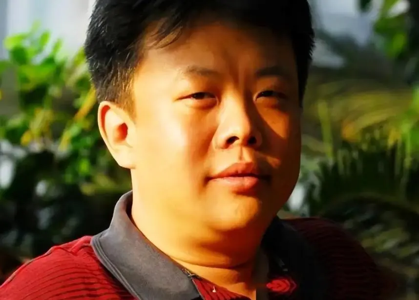 原来他俩已离婚，如今一个终生未再娶，一个嫁同行不再丁克生儿子