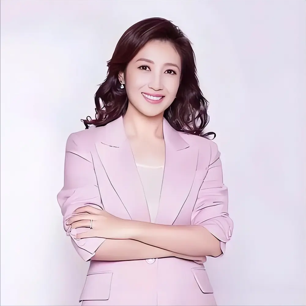 原来他俩已离婚，如今一个终生未再娶，一个嫁同行不再丁克生儿子