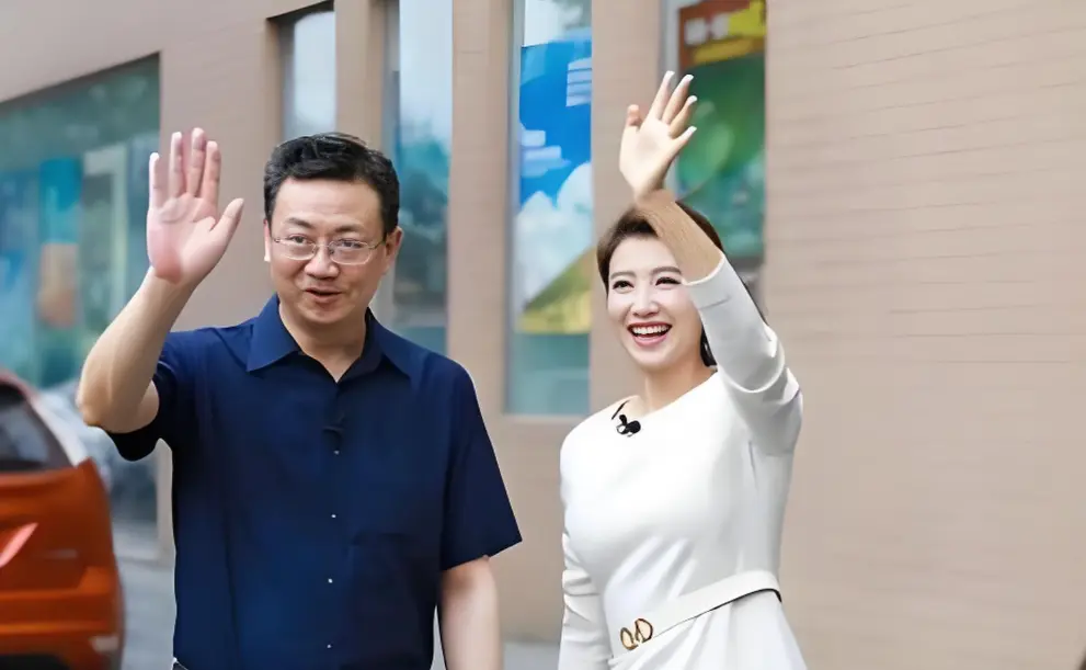 原来他俩已离婚，如今一个终生未再娶，一个嫁同行不再丁克生儿子