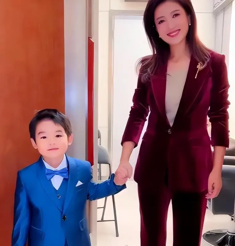 原来他俩已离婚，如今一个终生未再娶，一个嫁同行不再丁克生儿子