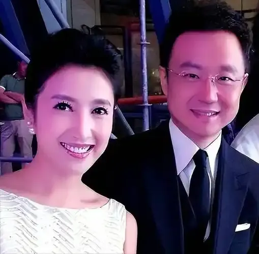 原来他俩已离婚，如今一个终生未再娶，一个嫁同行不再丁克生儿子