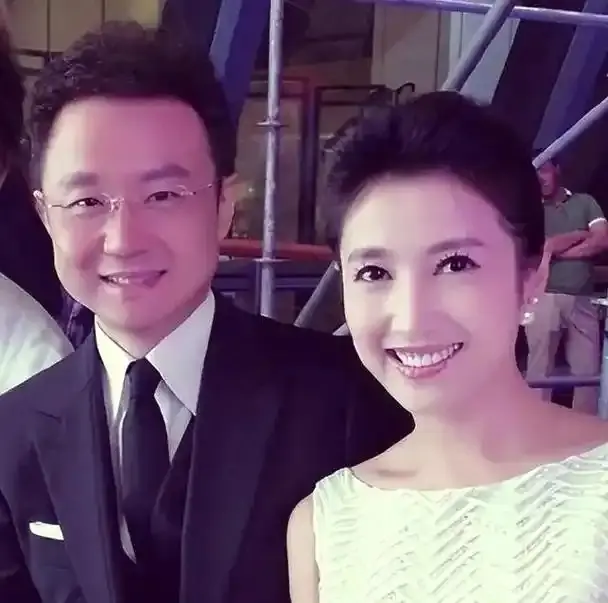 原来他俩已离婚，如今一个终生未再娶，一个嫁同行不再丁克生儿子