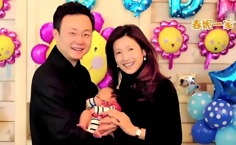 原来他俩已离婚，如今一个终生未再娶，一个嫁同行不再丁克生儿子