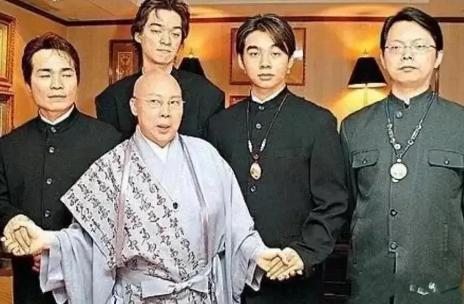 71岁费玉清现状曝光，未婚未育独居豪宅，和62岁女闺蜜相依为伴