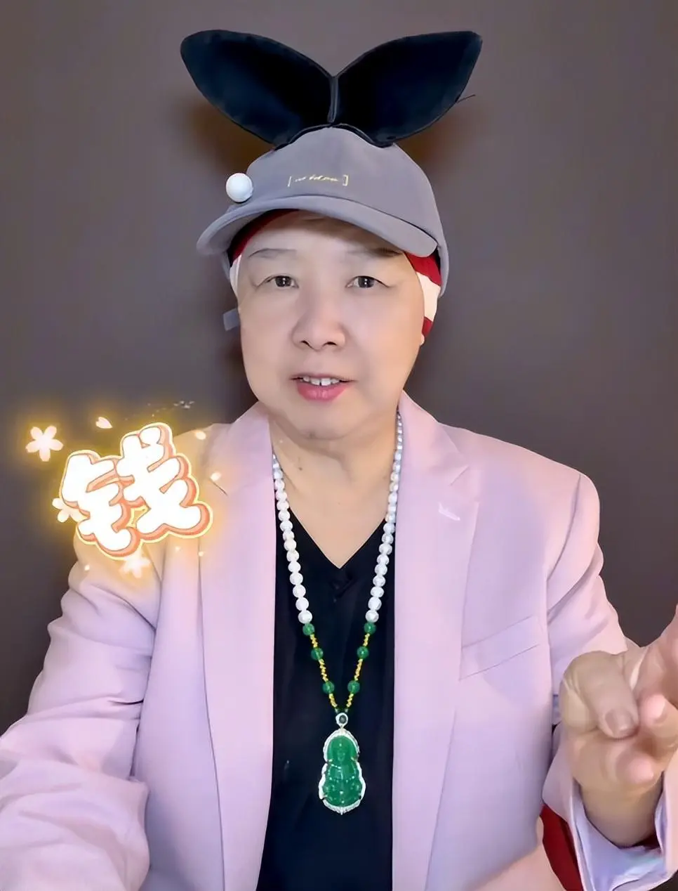 71岁费玉清现状曝光，未婚未育独居豪宅，和62岁女闺蜜相依为伴
