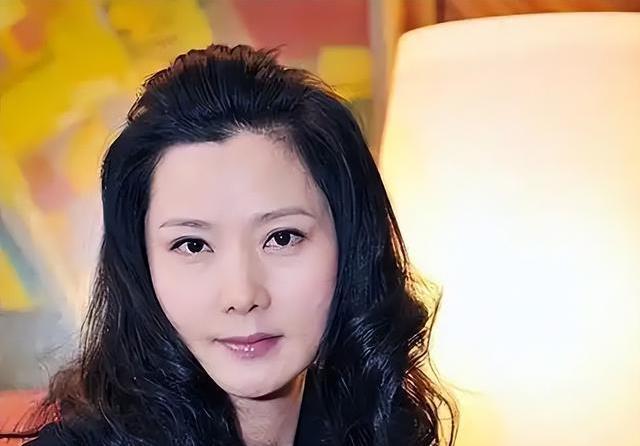 64岁何麦凌晨离世，63岁何赛飞硬撑165分钟，娱乐圈人看哭了
