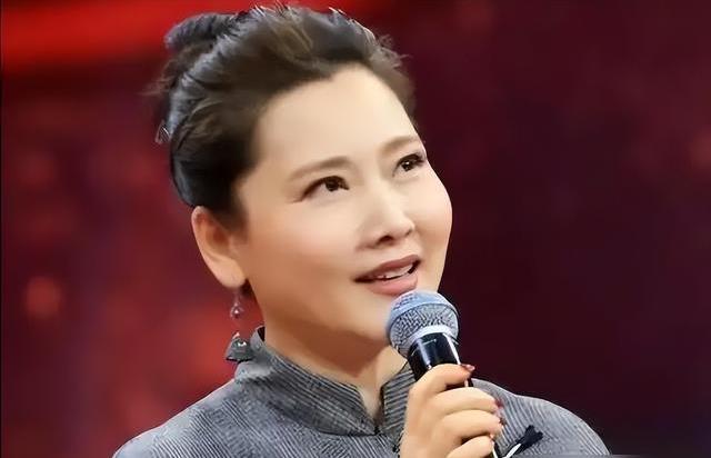 64岁何麦凌晨离世，63岁何赛飞硬撑165分钟，娱乐圈人看哭了