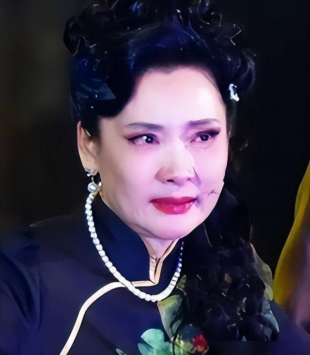 64岁何麦凌晨离世，63岁何赛飞硬撑165分钟，娱乐圈人看哭了