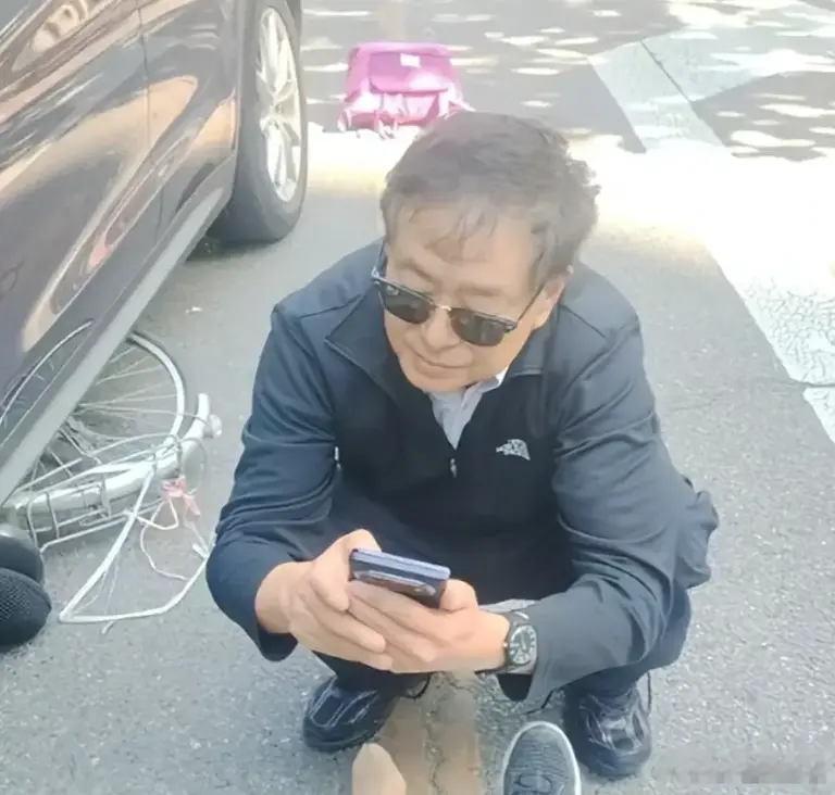 73岁濮存昕事故现场曝光，自行车卷进车底，张纪中早提过醒老年人