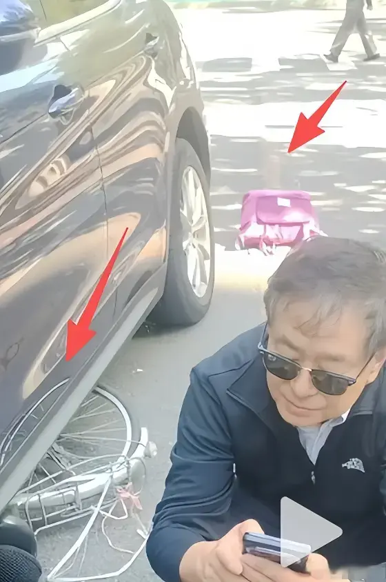 73岁濮存昕事故现场曝光，自行车卷进车底，张纪中早提过醒老年人